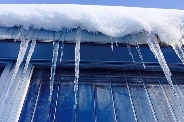 Получить компенсацию при падении снега с крыши в Белой Глине